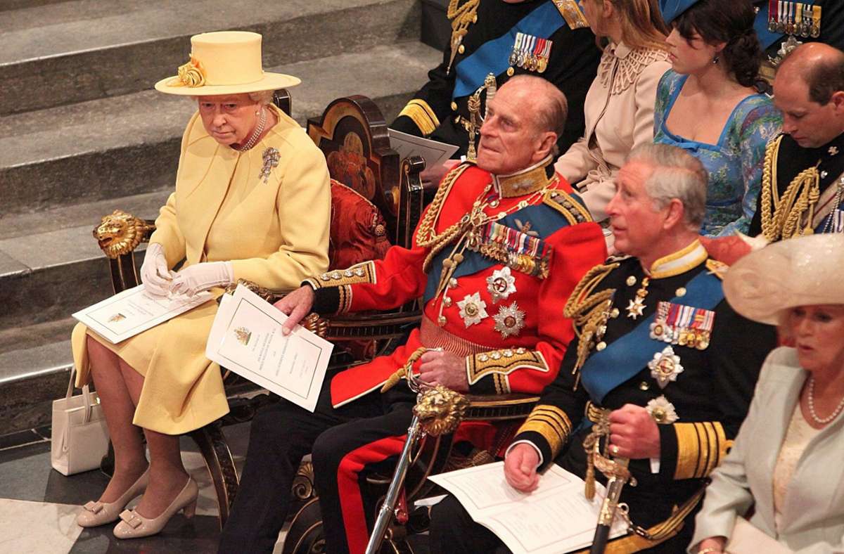 Queen Elizabeth II., Prinz Philip, Prinz Charles und Herzogin Camilla (von links) sitzen in der ersten Reihe. Als die Monarchin als letzte vor der Braut die Abbey betritt, ertönt eine Fanfare.