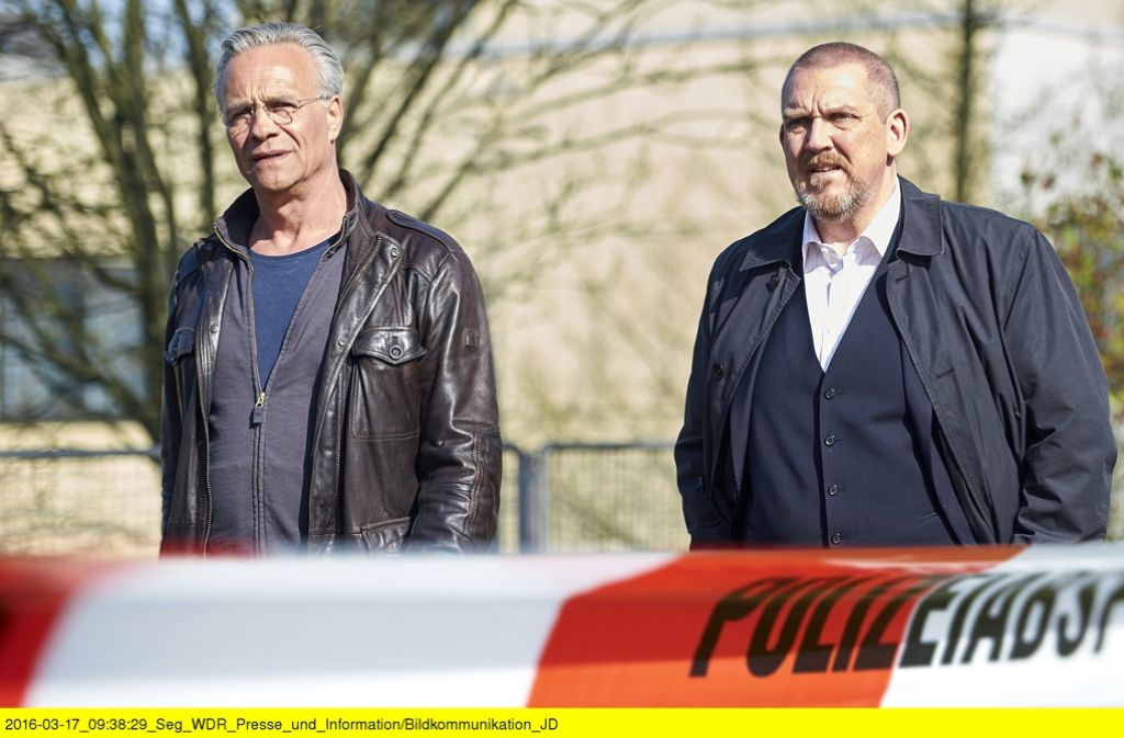 Gerade am Tatort auf dem Klinikgelände eingetroffen: Kommissare Max Ballauf (Klaus J. Behrendt, links) und Freddy Schenk (Dietmar Bär, rechts).