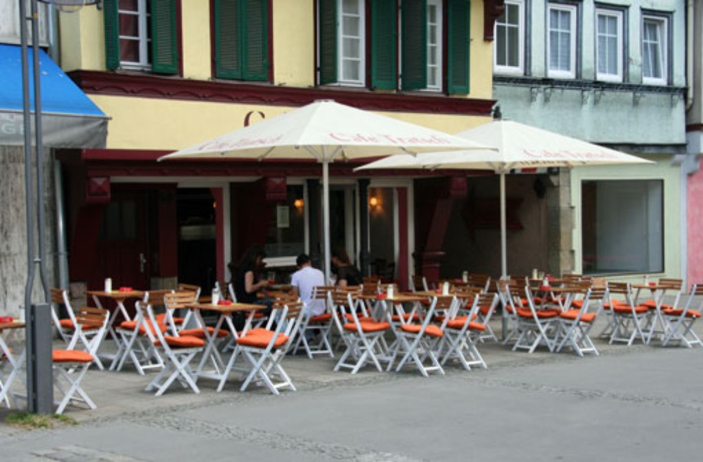 Über den Neckar und ab nach Cannstatt - den auch hier versteckt sich eine kleine Oase. Im liebevoll renovierten Café Tratsch in der Marktstarße 60 ergänzen sich Gemütlichkeit und Stil ideal.