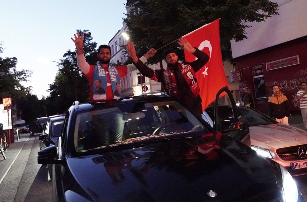 Anhänger des türkischen Präsidenten Erdogan fahren mit Türkeifahnen nach den ersten Hochrechnungen zur türkischen Parlaments- und Präsidentenwahl durch den Hamburger Stadtteil Wilhelmsburg.