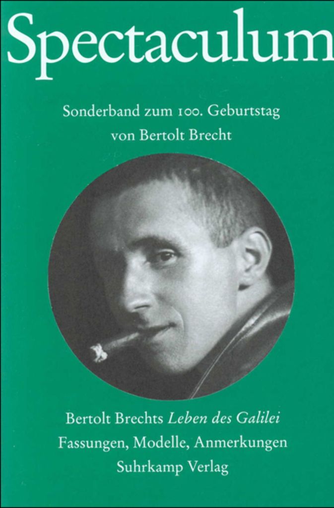 Hommage an Brecht Heute erscheinen Theatertexte nur selten in Buchform, Klassiker kennt man aus der Schule als gelbe Reclam-Heftchen. Aber auch der Suhrkamp-Verlag leistet sich die Veröffentlichung von jungen Klassikern und zeitgenössischen Dramen in gedruckter Form – Willy Fleckhaus gestaltete die Reihe „Spectaculum“. Band 1 von „Spectaculum“ ist 1956, in Brechts Todesjahr, erschienen und hat die letzte Fassung von „Leben des Galilei“ (1955/56) präsentiert. 1998, zum 100. Geburtstag des Autor, sind die Texte aller drei Fassungen zusammengestellt worden. (golo)