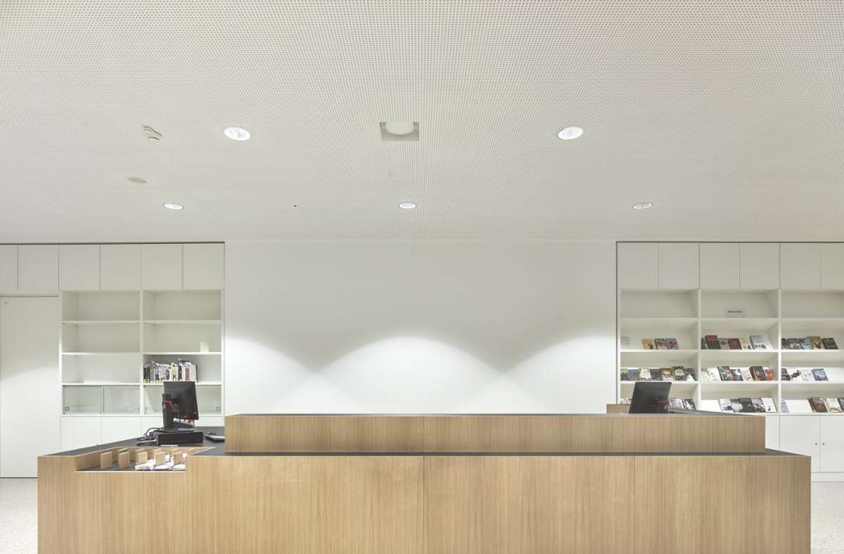 Das Innere der Bibliothek ist in Weiß gehalten, die Möbel in Eichenfurnier sind auch vom Architekten Max Dudler entworfen