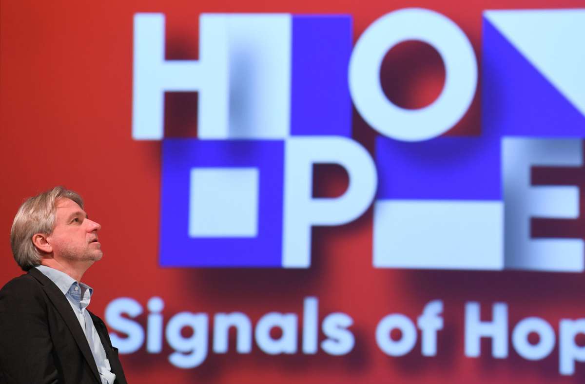 Blickt Juergen Boos, Direktor der Frankfurter Buchmesse, da etwa skeptisch  auf die LED-Wand mit dem  Buchmessen-Motto „Signals of Hope“? Nein, wirkt nur so: Er bleibt zuversichtlich. Foto: dpa/Arne Dedert