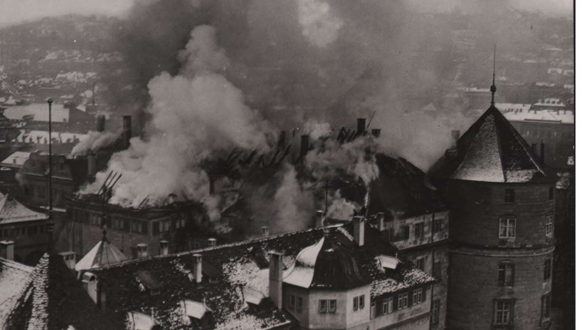  Einer der schwersten Brände in der Geschichte Stuttgarts liegt nun 90 Jahre zurück. Für elf Tage stand das Alte Schloss in der Weihnachtszeit von 1931 in Flammen. Erinnerungen an eine Katastrophe, bei der drei Feuerwehrleute starben und die Schaulustige in Massen angelockt hat. 