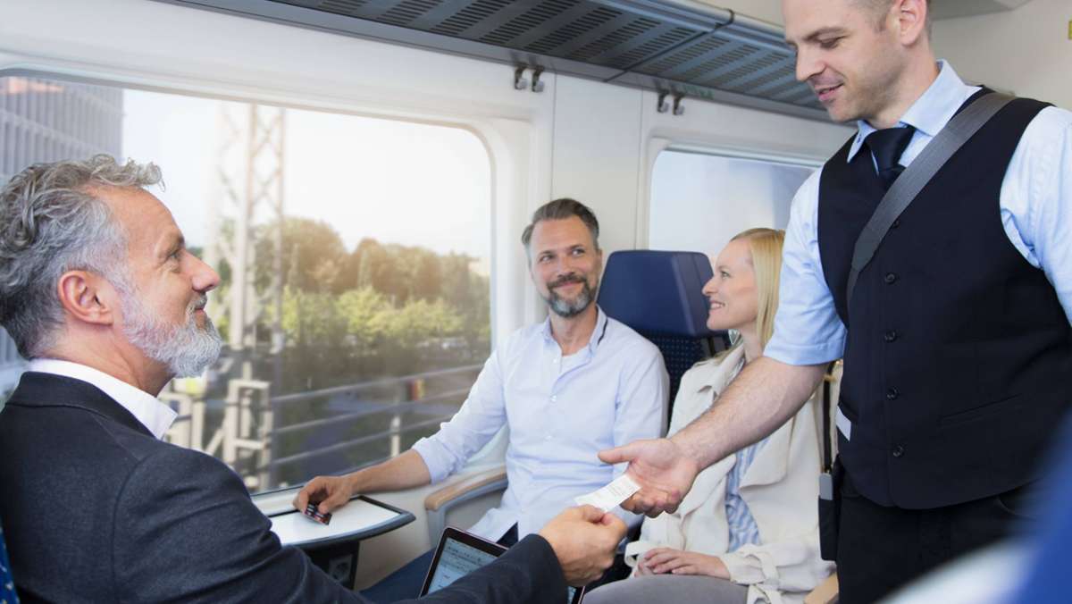  Wer ohne Fahrkarte in den Zug steigt, muss binnen zehn Minuten nach Abfahrt online eine buchen, sonst fährt er schwarz. Auch für Autofahrer, Rentner und gesetzlich Krankenversicherte bringt das Jahr 2022 einige Änderungen. 