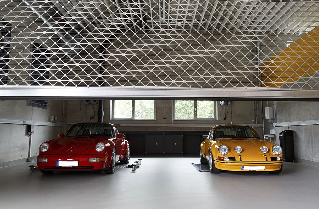Wo derzeit noch zwei ziemlich teure Porsche stehen, ist Platz für Langzeitprojekte. An manchen Autos, Scheunenfunden vielleicht, muss nämlich monatelang gearbeitet werden.