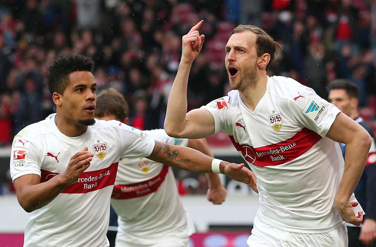 2016: Vor dem 25. Spieltag der Saison 2015/2016 stand der VfB Stuttgart auf Platz 12 mit 28 Punkten. Das Team von Jürgen Kramny hatte fünf Punkte Abstand auf Platz 16. Die Weiß-Roten (v.l. Daniel Didavi und Gerog Niedermaier) feierten einen deutlichen 5:1-Sieg gegen die TSG Hoffenheim.