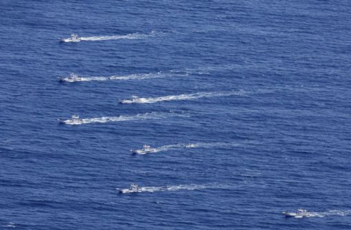 Fischerboote bei der Suche nach den Passagieren und Besatzungsmitgliedern eines vermissten Ausflugsbootes vor der Halbinsel Shiretoko. Foto: dpa/Masanori Takei