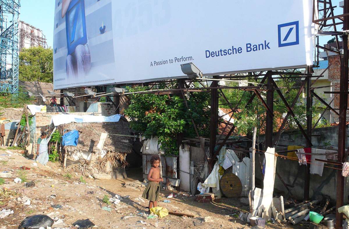 „Let’s Make Money“ (2008): Ein Plakat der Deutschen Bank direkt neben einem Slum in Indien