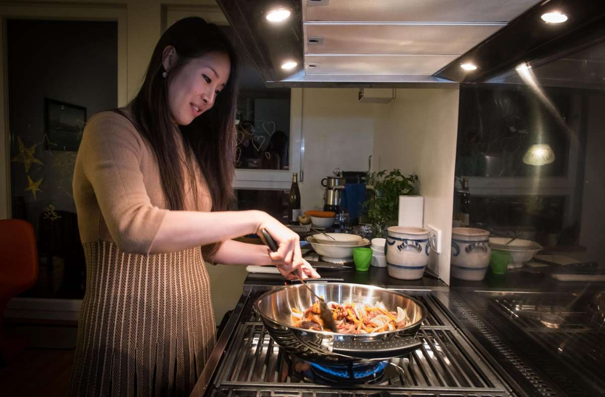 Ein leerer Magen tanzt nicht gern: Als Köchin stellte sich Hyo-Jung Kang für unsere Zeitung vor – und kochte für die Gastro-Seite ein koreanisches Nationalgericht.