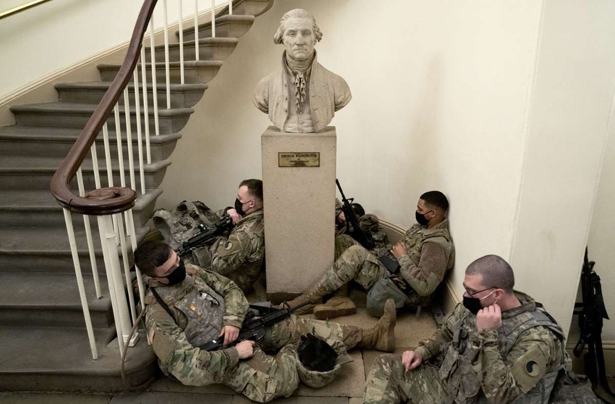Mitglieder der Nationalgarde machen es sich im Kapitol bequem.