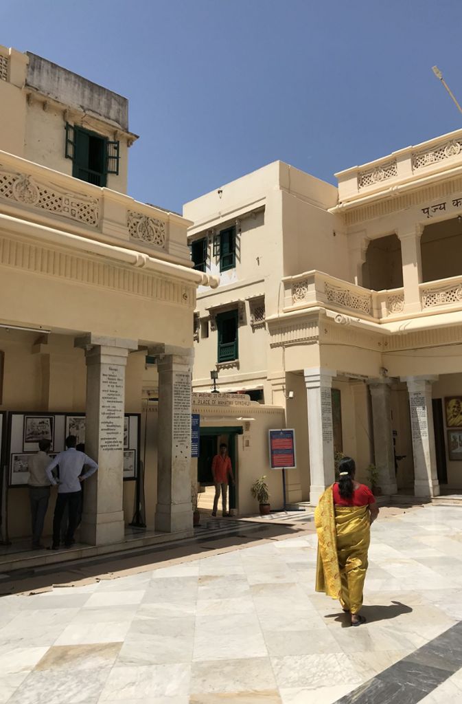 In diesem etwas versteckten Haus (Mitte) in Probandar wurde Mahatma Gandhi vor 150 Jahren geboren. Heute ist es ein Museum, direkt an das Haus schließt sich ein tempelartiges Gebäude mit großem Innenhof an. In einem Schrein sind Gemälde von Gandhi und seiner Frau Kasturba aufgestellt.