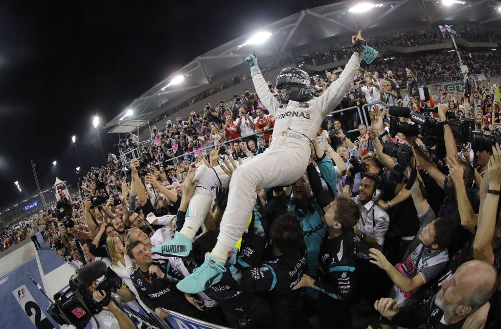 Nico Rosberg feiert in Abu Dhabi seinen Weltmeistertitel.