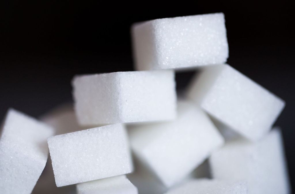 Zucker: Zucker kann das Risiko steigern, an einer Herz-Kreislauf-Erkrankung zu sterben. Dieser Mechanismus ist noch nicht vollständig erforscht. Vermutlich gibt die Leber aufgrund des Zuckers größere Mengen an schädlichen Fetten ins Blut ab, die wiederum Arteriosklerose begünstigen.
