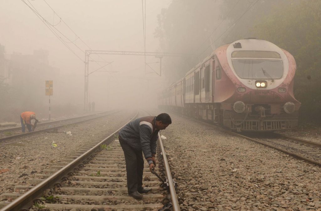 Amritsar (Indien), 19. Oktober 2018: Beim Abbrennen eines Feuerwerks in Amritsar zum Fest Dashahara weichen hunderte Menschen in den Gleisbereich einer Betriebsstelle aus. Ein durchfahrender Zug überfährt zahlreiche Zuschauer, 61 Menschen sterben.