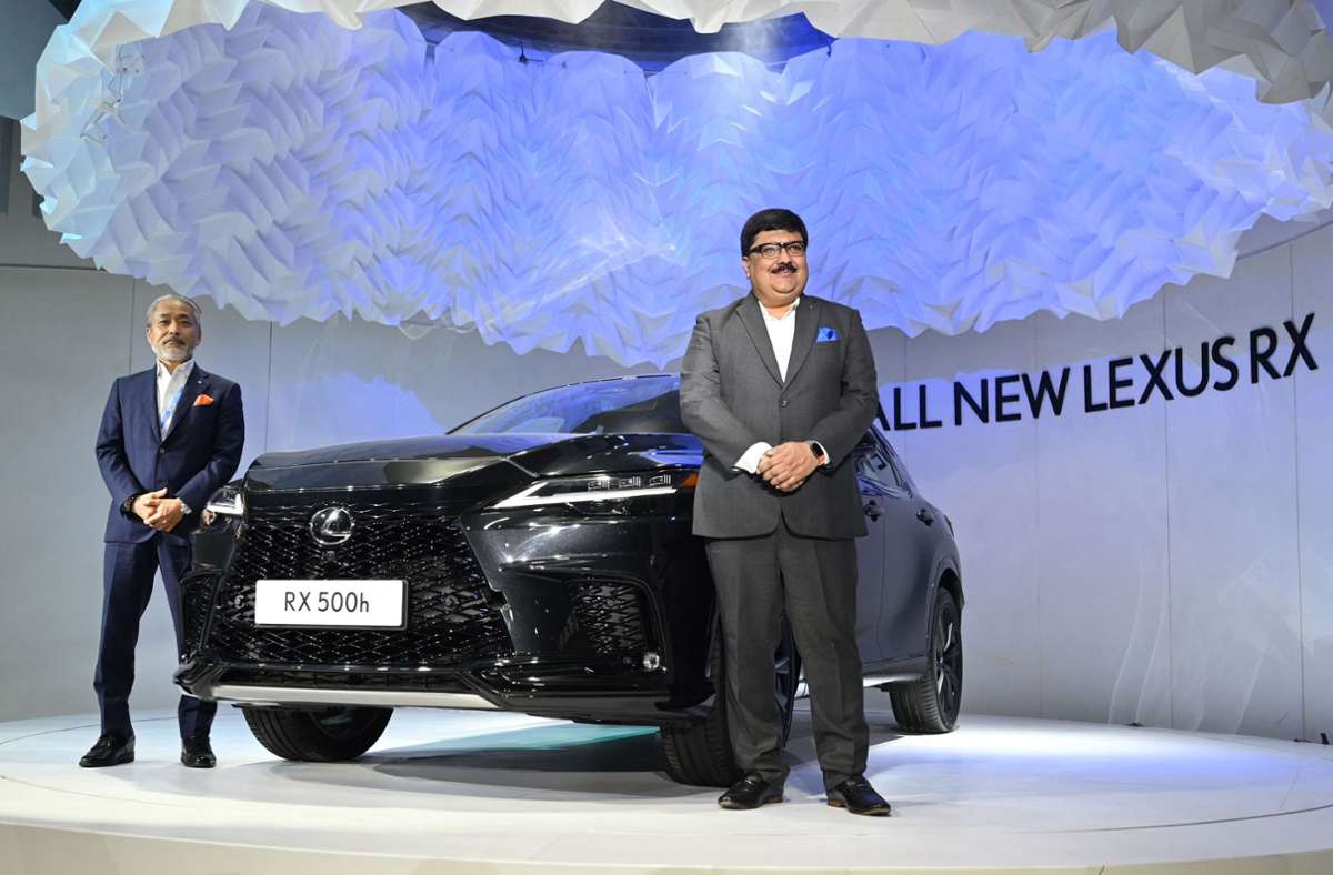 Masakazu Yoshimura (li) und Naveeen Soni, beides Topmanager von Lexus Indien, präsentieren den neuen Lexus RX500h.