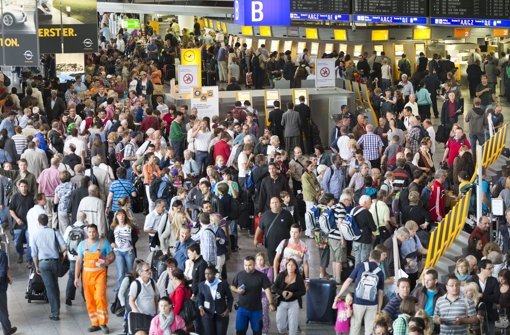 Rund 200 der ursprünglich geplanten 360 Flüge  vom Frankfurter Flughafen fielen am Freitag aus.    26 000 Passagiere mussten am Boden bleiben. Foto: dpa