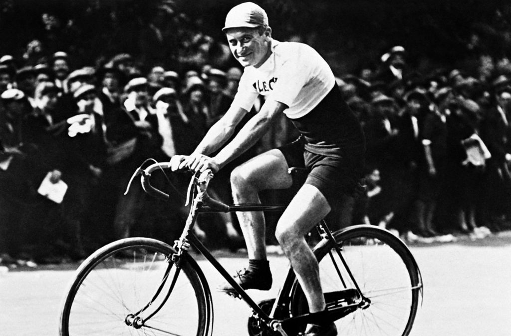 In seiner Ehre gekränkt war Henri Pélissier. Der Star der Tour des Jahres 1924 musste an der Startlinie zur dritten Etappe eine Leibesvisitation über sich ergehen lassen. Das damalige Reglement verbot das Tragen von zwei Trikots und das Wegwerfen eines Trikots. Tags zuvor hatte Pélissier während der Etappe eines seiner zwei weggeworfen, worauf der Tour-Sieger von 1923 zwei Strafminuten angerechnet bekam. Der misstrauische Griff unters Trikot verdarb dem Mann aus Paris derart die Laune, dass er gemeinsam mit seinem Bruder Francis das Rennen an dieser Stelle abbrach.