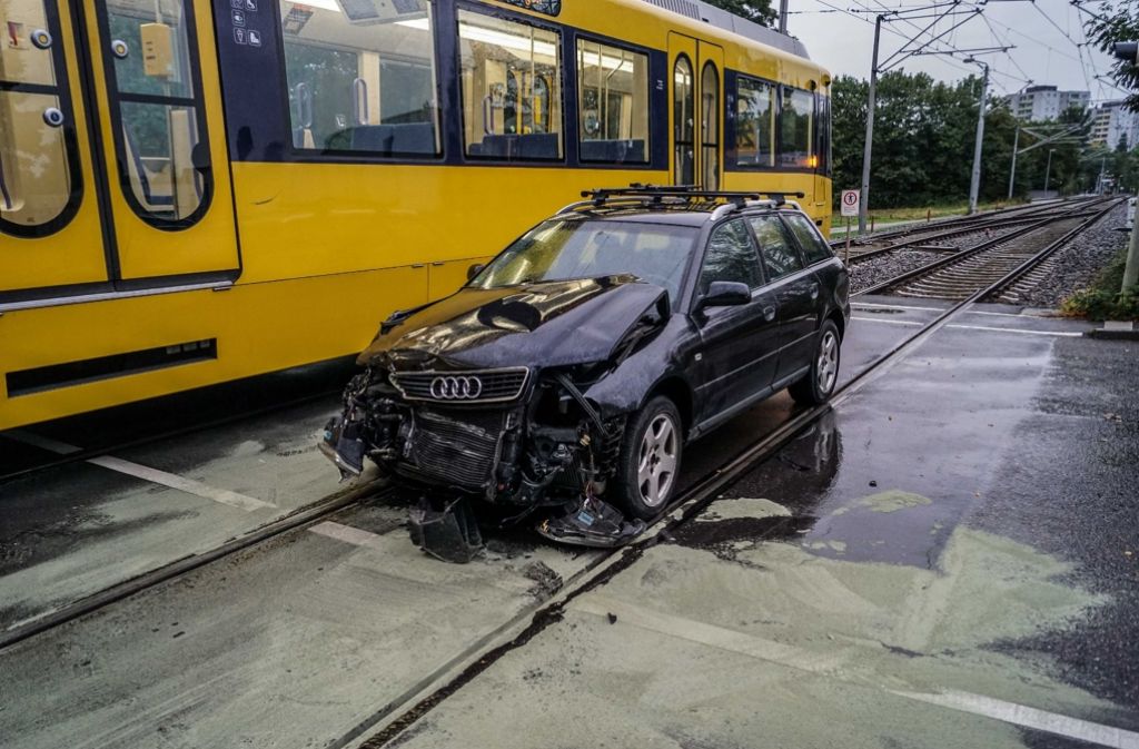 20.000 Euro Sachschaden entstanden bei diesem Verkehrsunfall und einer involvierten Stadtbahn in Stuttgart-Möhringen.