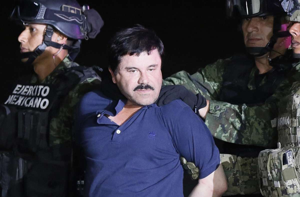 Joaquín Guzmán Loera: Der „El Chapo“ genannte Schwerverbrecher wurde 1954 im mexikanischen La Tuna geboren. Als Chef des Sinaloa-Kartells war er einer der meistgesuchten Drogenbosse in Mexiko und den USA. 1993 verhaftet gelang ihm 2001 die Flucht. 2014 wurde er erneut festgenommen, konnte aber erneut fliehen. Im Januar 2015 wurde gefasst und ein Jahr später an die USA ausgeliefert. Er ist im Bundesgefängnis ADX Florence inhaftiert.