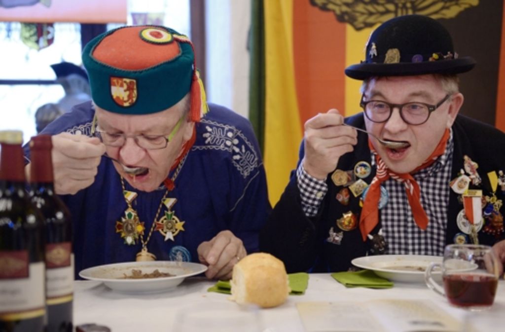 Am Fastnachtsdienstag saßen der Ministerpräsident des Landes Baden-Württemberg, Winfried Kretschmann (Grüne) und Guido Wolf noch einträchtig beim traditionellen Froschkuttel-Essen beisammen. Nun werden die beiden bei der Landtagswahl 2016 gegeneinander antreten.