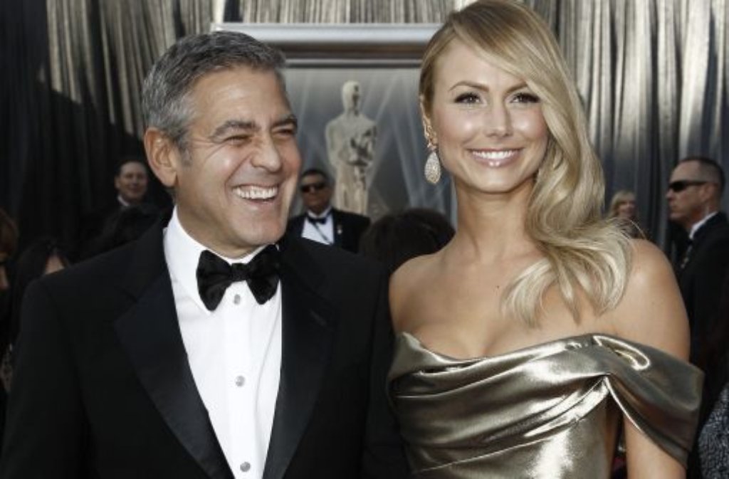 ... gespannt auf den Ringfinger von Stacy Keibler, mit der Clooney seit dem Sommer 2011 zusammen ist. Wird es der ehemaligen Wrestlerin gelingen, den ewigen Junggesellen doch noch vor den Traualtar zu führen?