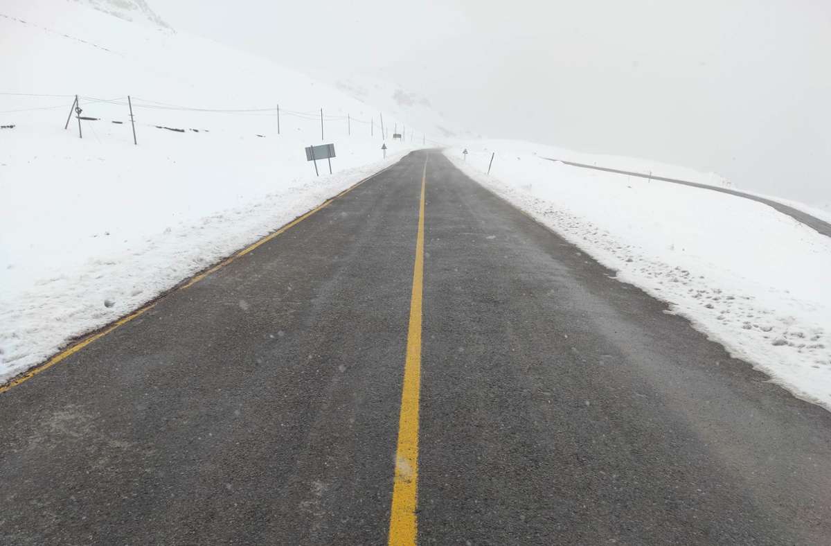 Auf einem 2200 Meter hohen Pass liegt Schnee.