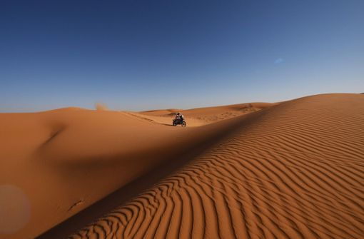 Einsamkeit hat viele Namen – doch einen nur für den mutigen Zweirad-Reiter inmitten der Wüste. Foto: AFP/Franck Fife