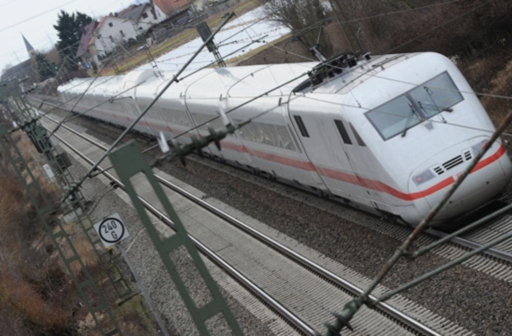 Zwei Gleise reichen für den zunehmenden Bahnverkehr im Rheintal bald nicht mehr aus. Foto: dpa