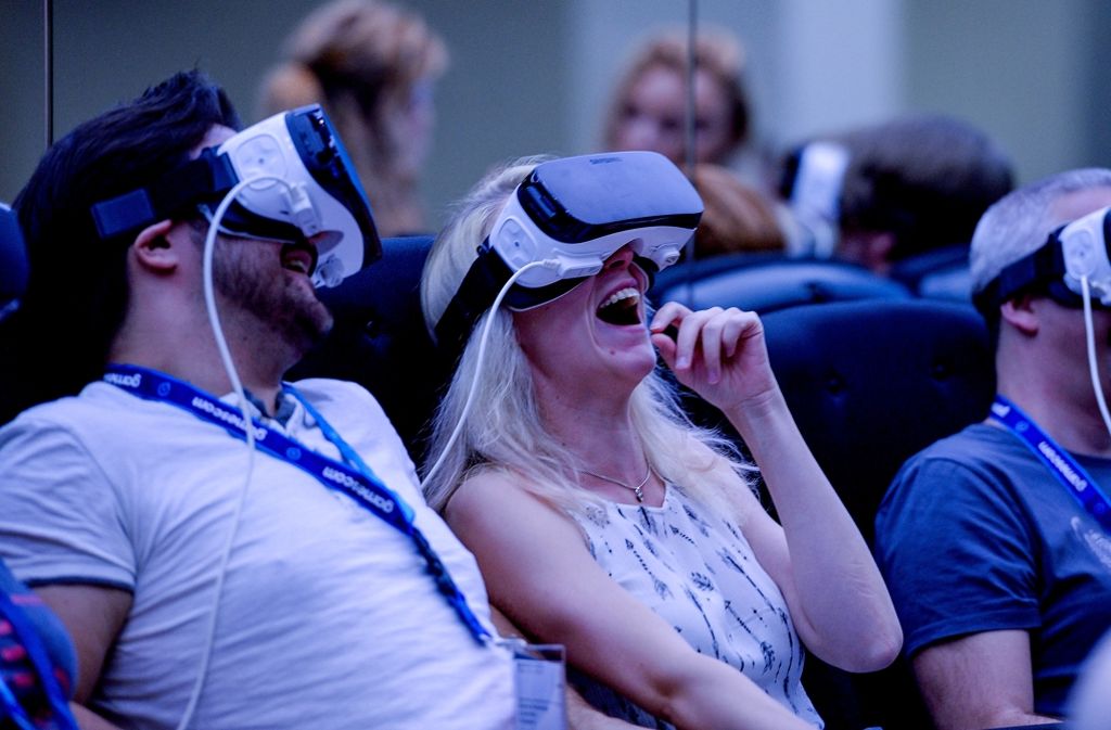 Besucher bei einer Vorführung der Gear VR von Samsung.