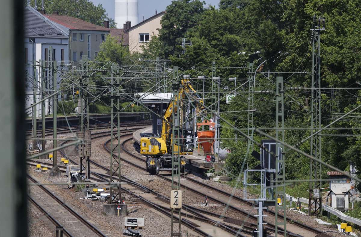 Am Samstag hat ein Helikopter sechs Signalmasten an die Baustelle der Deutschen Bahn zwischen Bad Cannstatt und Waiblingen geliefert.