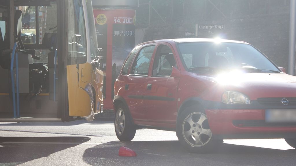 Verletzte bei Unfall in Stuttgart: SSB-Bus kracht auf Kleinwagen