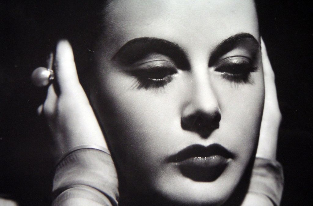Hedy Lamarr Sicherlich war sie nicht Hollywoods größte Schauspielerin – aber sie hatte diese unergründlichen Augen, die ins Herz des Betrachters zielten. Auf dem Höhepunkt ihrer Bekanntheit in den dreißiger und vierziger Jahren wurde Hedy Lamarr das Label „schönste Frau der Welt“ angeheftet. Ein vergiftetes Kompliment, denn damals – selbst heute noch – war klar: Eine schöne Frau ist wahrscheinlich nicht smart, klug, intelligent, originell oder gar genial. Geboren 1914 in Wien als Hedwig Eva Maria Kiesler, aus einer jüdischen Familie stammend, war Lamarr aber von alldem ein bisschen. Viele Jahre blieb unbekannt, dass sie eine Tüftlerin und Erfinderin gewesen ist. So ersann sie 1942 gemeinsam mit dem Komponisten George Antheil eine verschlüsselbare Funkfernsteuerung für Torpedos, die ein Patent erhielt. Heute wird diese Erfindung als Vorläufer der Bluetooth- und WLAN-Technologie anerkannt. (göt)