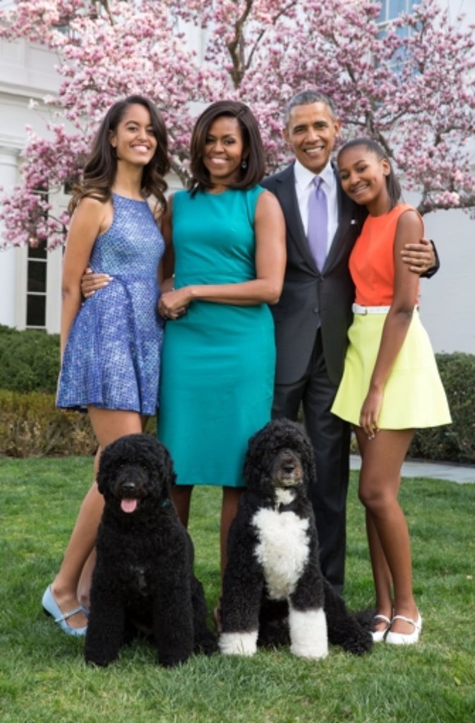 April 2015: Offizielles Familienfoto im Garten des Weißen Hauses - Barack, Michelle, Malia (links) und Sasha Obama mit den Hunden Bo und Sunny.