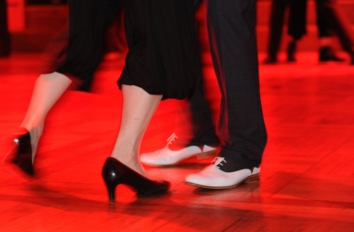 Mach schon: Frauen wissen oft genau, was ihr Tänzer tun sollte. Foto: dpa