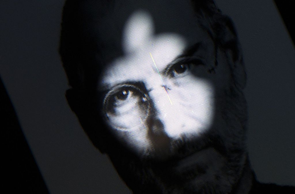 Im Oktober 2011 stirbt Steve Jobs an Krebs. Apple richtet eine Kondolenzseite für den verstorbenen CEO ein.