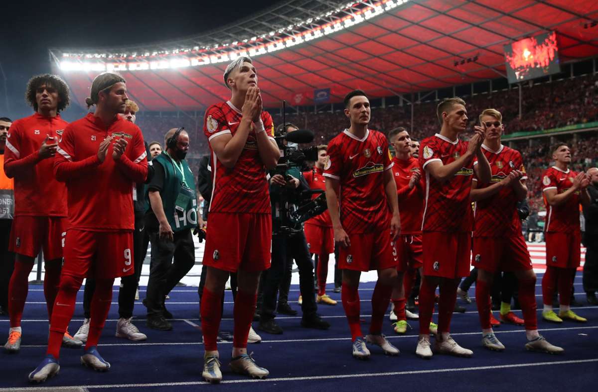 Die Freiburger Spieler applaudieren ihren Fans.