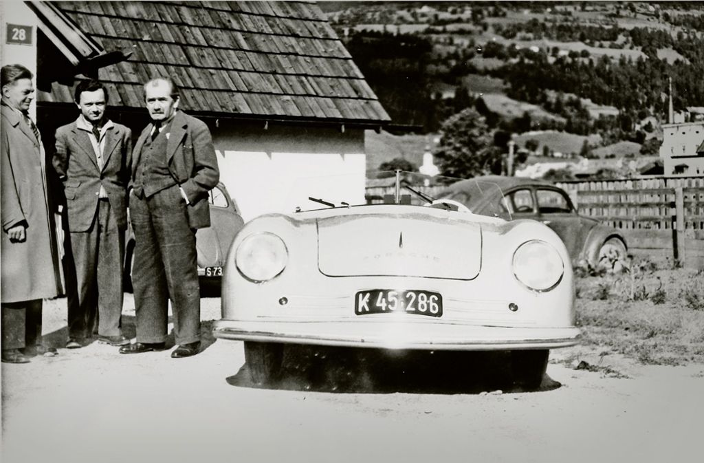 Auf dem Foto aus dem Jahr 1948 sind Erwin Komenda (ganz links), Ferry und Ferdinand Porsche neben einem Prototypen des Ur-Porsche 356. Im früheren Porsche-Museum wurde das Foto links abgeschnitten und ohne Erwin Komenda ausgestellt. Foto: StZ
