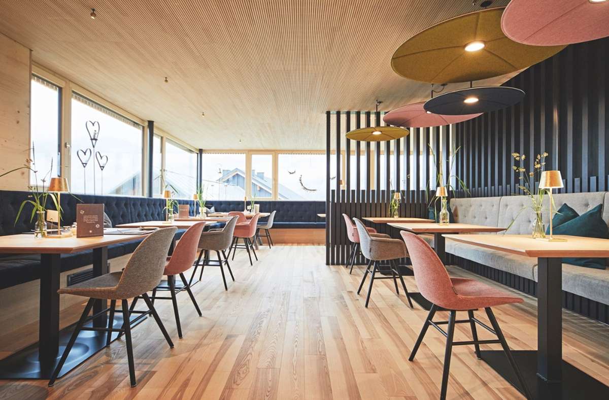 Blick in die Restauranterweiterung „Rundumblick“ des Bio-Hotels „Oswalda Hus“ im Kleinwalsertal, entworfen von Christiane Maucher.