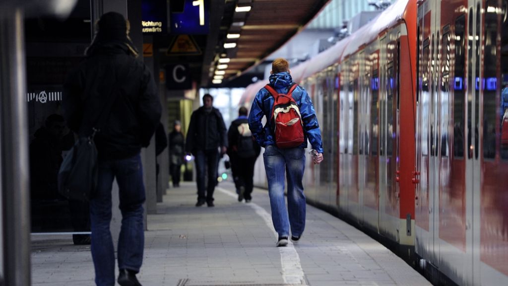 S-Bahn-Verkehr Stuttgart: Mann rettet Bekannten und stirbt