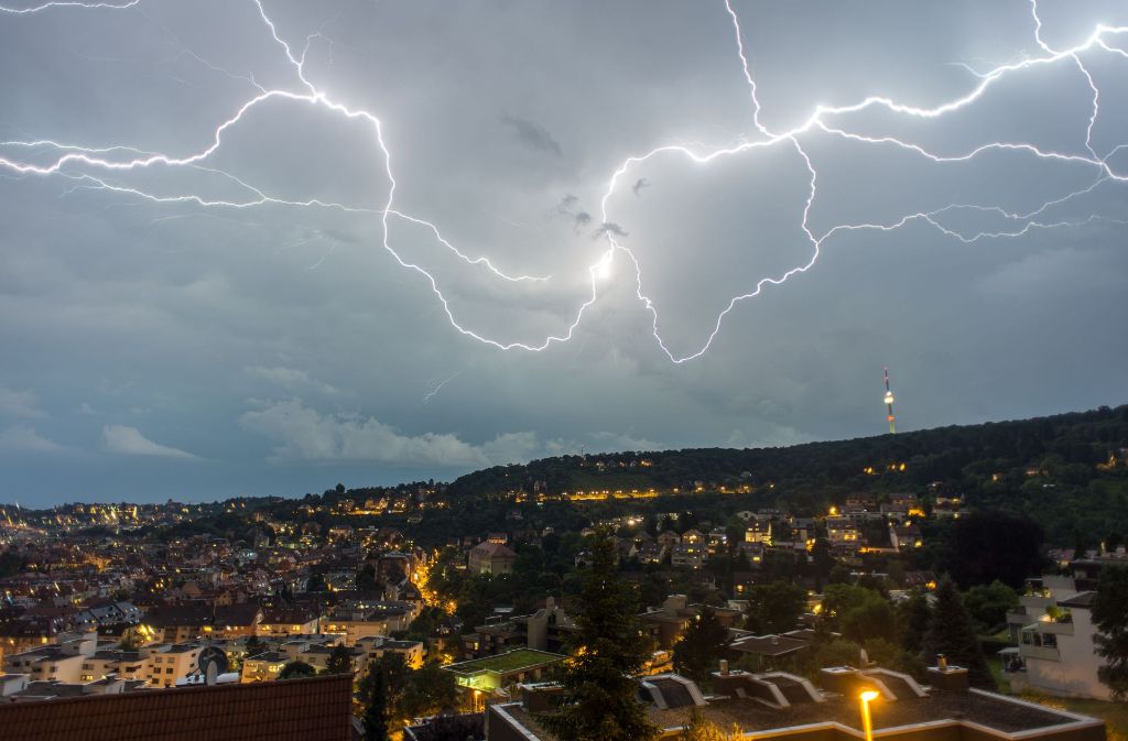 Ein Gewitter über Stuttgart sorgt für leuchtende Blitze.