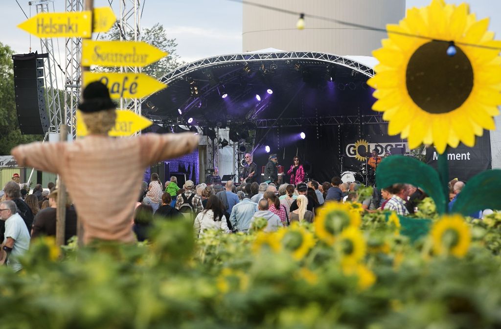 Goldgelb-Festival in Aichwald  Bis zu 30 000 Besucher kommen zu dem fünftägigen Musik- und Kulturereignis ins Sonneblumenfeld nach Aichwald. Termin: 17.-21. August, alle Infos unter: www.goldgelb.eu