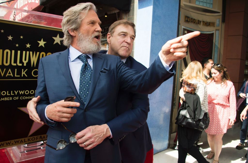 Gute Freunde: Jeff Bridges und John Goodman posierten für die Fotografen eng umschlungen.