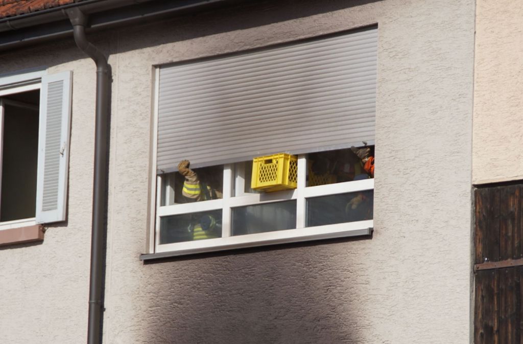 Weil nach der ersten Meldung bei der Feuerwehr davon ausgegangen wurde, dass die Flammen auch auf den Wohnbereich des Hauses übergegriffen hatten, wurde nicht nur die Gerlinger Feuerwehr, sondern auch die aus Ditzingen alarmiert.