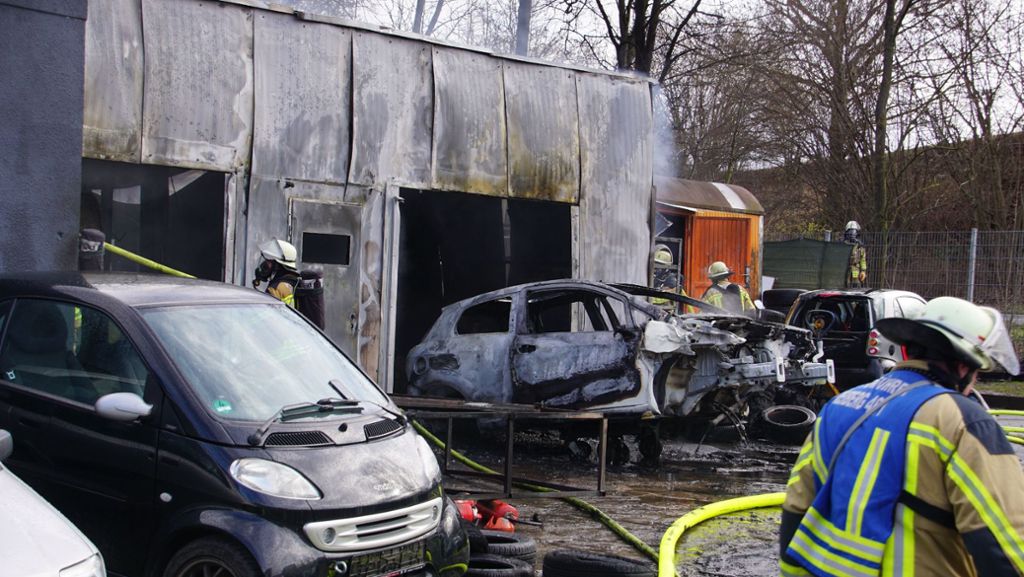 Feuer  in Freiberg am Neckar: Werkstatt brennt komplett aus