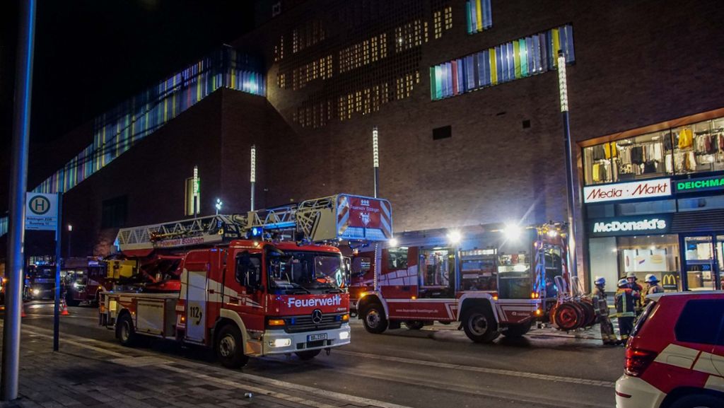 Mercaden in Böblingen: Autos brennen im Parkhaus des Einkaufszentrums