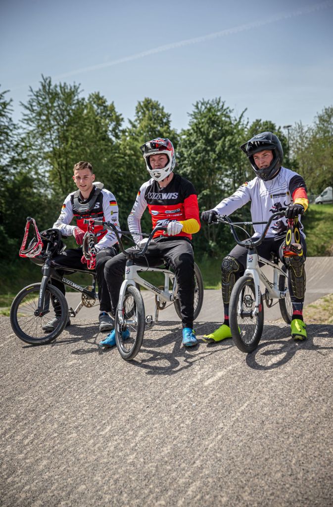 Die drei BMX-Fahrer zeigen, was sie auf der Supercross-Strecke können.