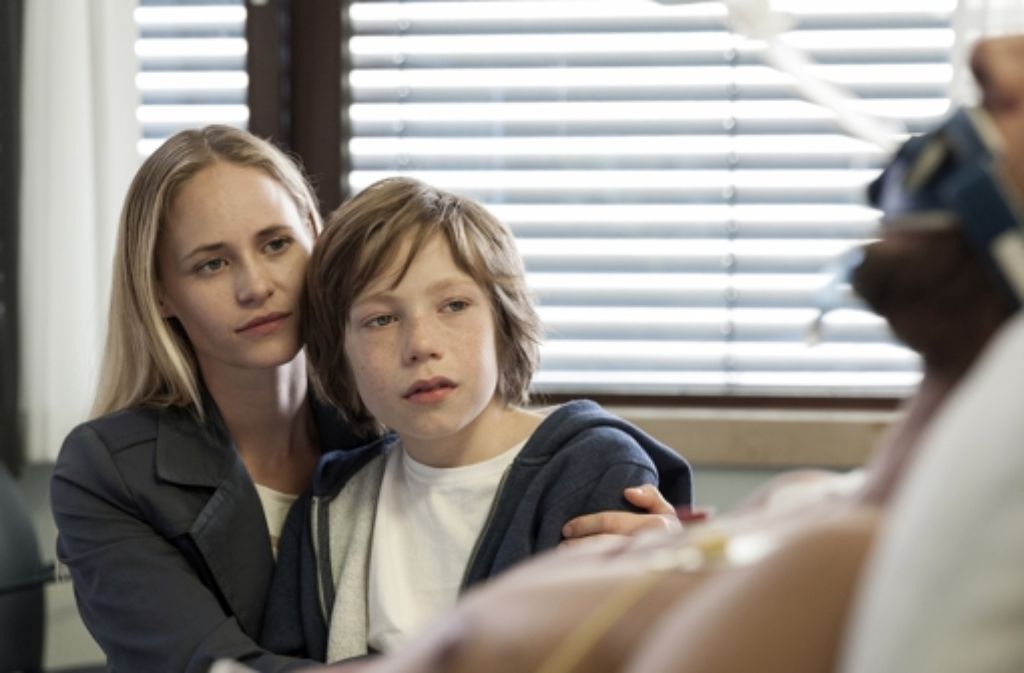 Seine Frau Klara (Inez Bjørg David) wacht mit dem achtjährigen Sohn Martin Janek (Mats Hugo) an seinem Krankenbett bis die lebenserhaltenden Maschinen abgestellt werden.