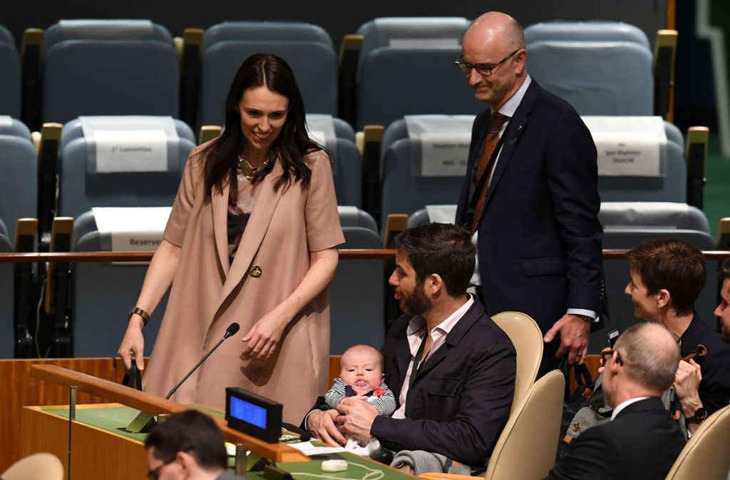 Nach gehaltener Rede besucht Premierministerin Jacinda Ardern Ehemann Clarke Gayford und Töchterchen Neve, die ihr im Plenum gelauscht hatten.