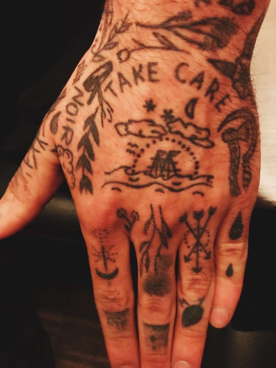 Mit seinen Tattoos verarbeitet Connor seine Sucht, wie etwa „Take care“, das er sich vor seinem Suizidversuch stechen ließ – mit dem Gedanken: „Macht’s gut, ich bin raus.“